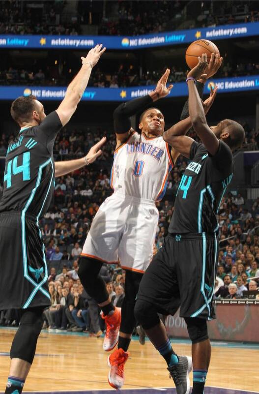 泳项目中持 泳项目中持