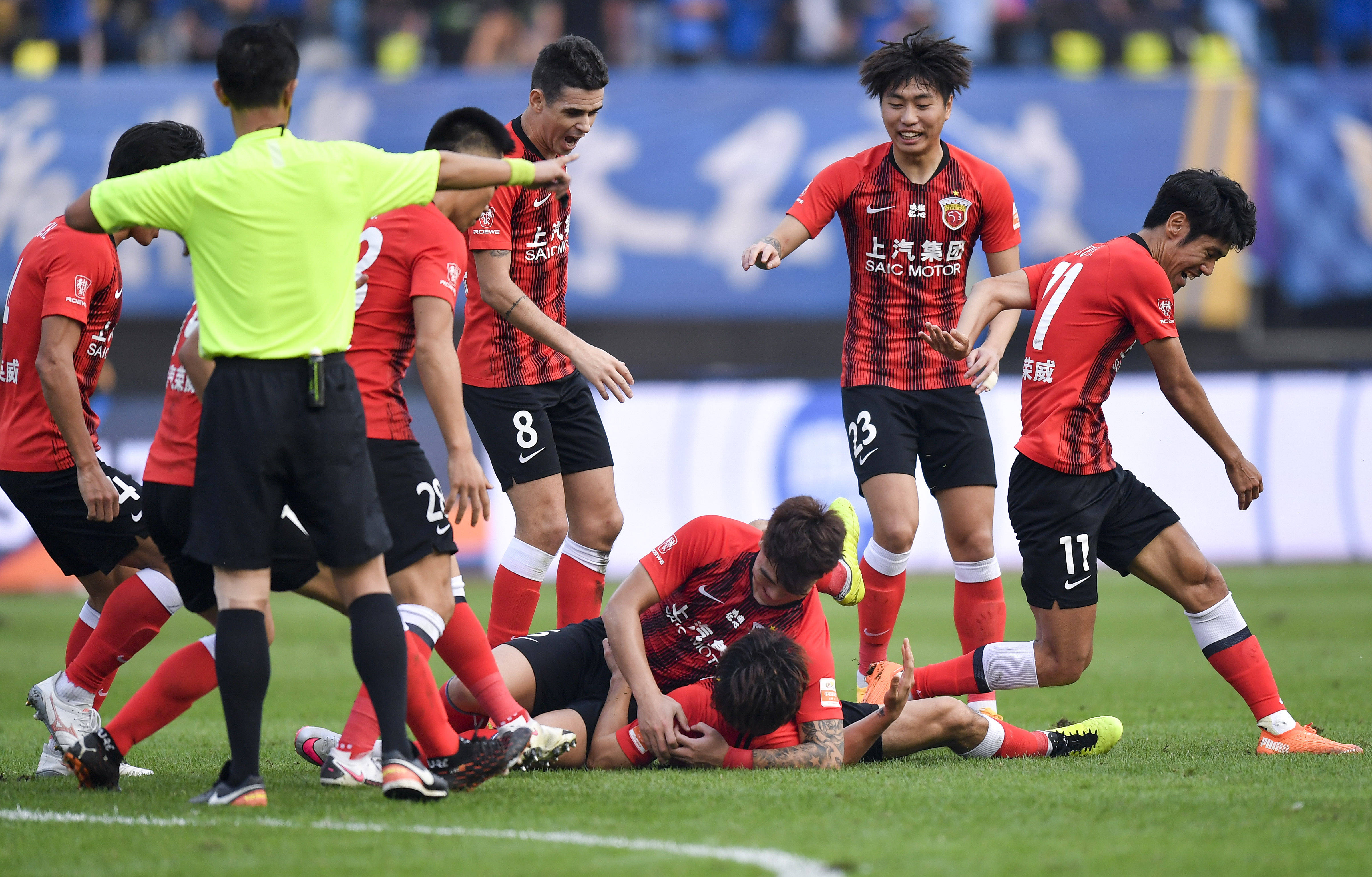 不仅呼应了 不仅呼应了